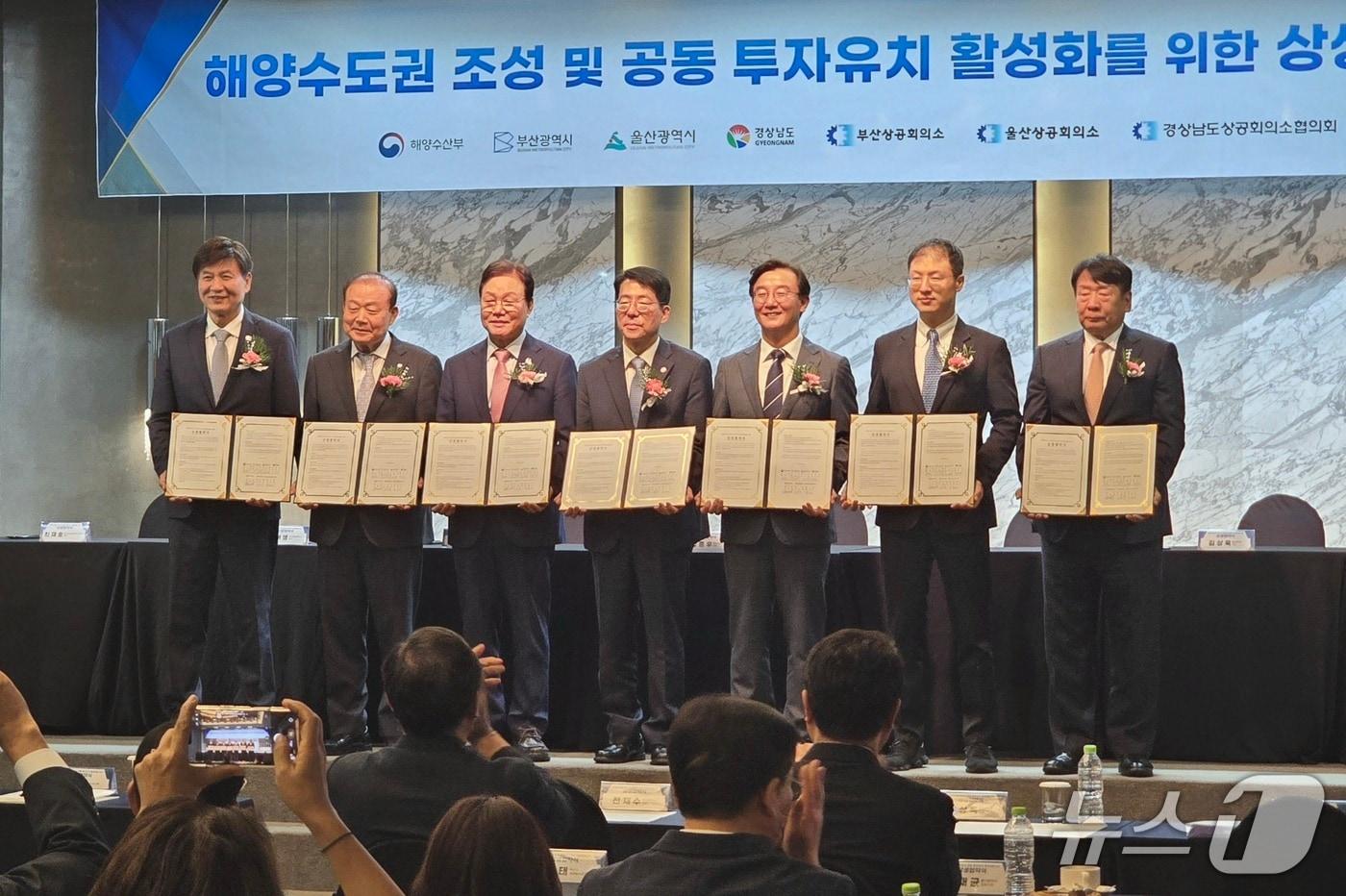 본문 이미지 - 황종우 해양수산부 장관과 전재수 부산시장, 김상욱 울산시장, 박완수 경남도지사 등이 13일 '동남권 해양수도권 조성 및 공동 투자유치 활성화를 위한 상생협약'에 서명한 뒤 기념촬영을 하고 있다.2026.8.13 ⓒ 뉴스1 이주현 기자