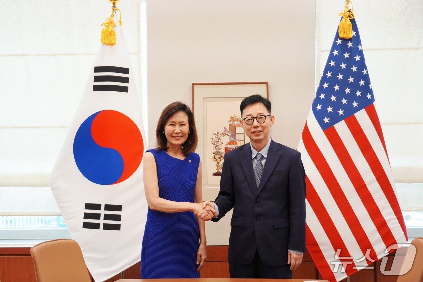 본문 이미지 - 미셸 박 스틸 주한 미국대사가 박윤주 외교부 1차관과 면담했다. (사진=스틸 대사 엑스 계정)