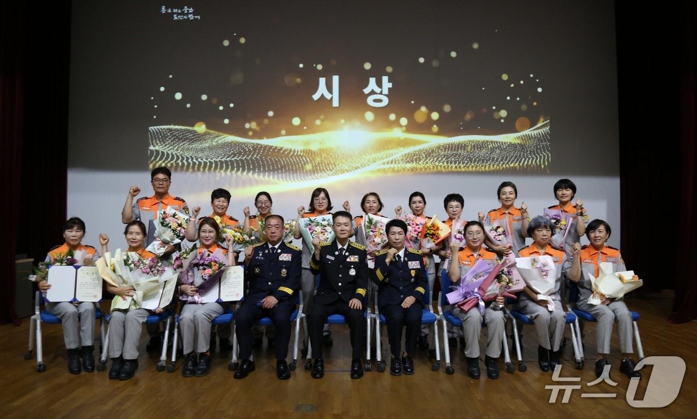 본문 이미지 - 13일 예산 충남농업기술원에서 열린 '제12회 충남소방본부 의용소방대원 강의 경연대회'에서 우승자들이 기념촬영을 하고 있다. (충남소방본부 제공, 재판매 및 DB금지) / 뉴스1