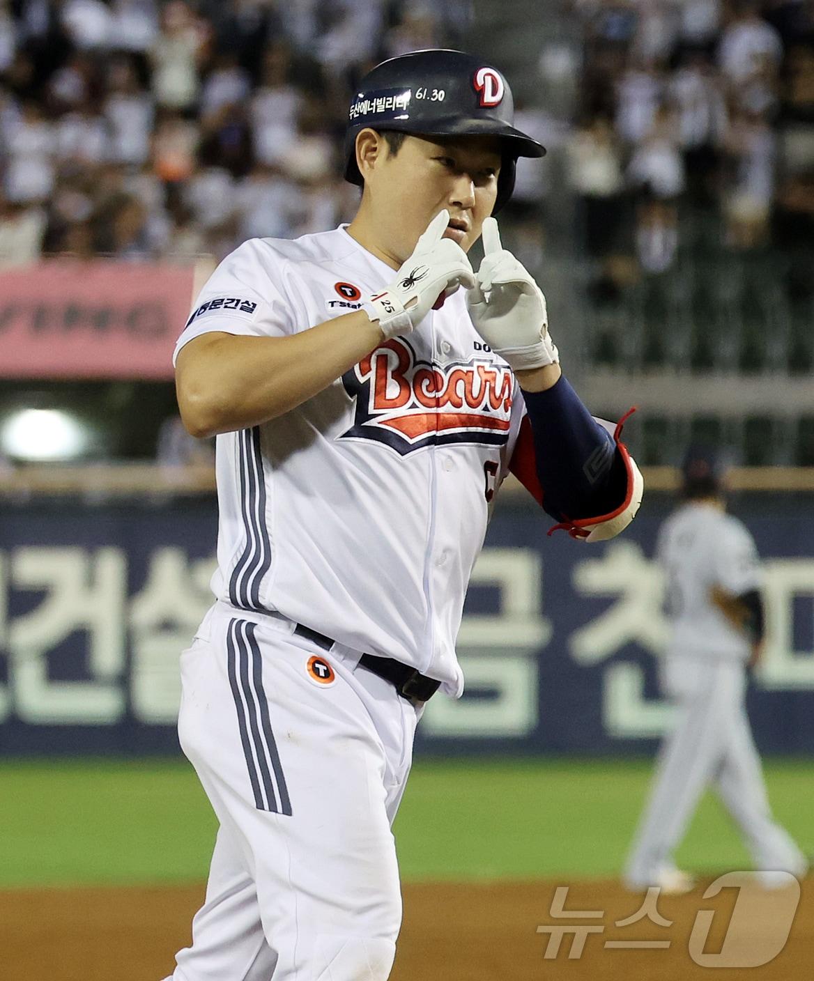 본문 이미지 - 13일 오후 서울 송파구 잠실야구장에서 열린 프로야구 '2026 신한은행 SOL KBO리그' 한화 이글스와 두산 베어스의 경기, 두산 양의지가 4회말 1사 1,2루 상황 스리런 홈런을 친 뒤 세리머니를 하고 있다. 2026.8.13 ⓒ 뉴스1 김진환 기자