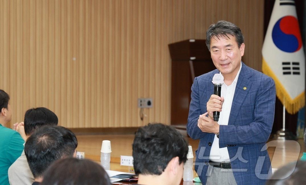 본문 이미지 - 안병윤 경북 예천군수가 이철우 경북지사에게 지역의 신성장 거점 도약을 위한 주요 사업에 대해 행정·재정 지원을 요청했다. /뉴스1