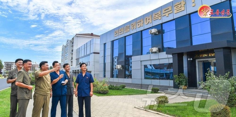 본문 이미지 - (평양 노동신문=뉴스1) = 북한 노동당 기관지 노동신문은 14일 평양시 강남군에서 '지방발전 20&times;10 정책'에 따른 지방발전 정책 대상 건설과 함께 읍지구 개건 사업이 진행되고 있다고 보도했다. 신문은 강남군의 도로와 살림집, 공공건물 등을 정비하며 지역의 면모를 일신하고 있다고 선전했다. [국내에서만 사용가능. 재배포 금지. DB 금지. For Use Only in the Republic of Korea. Redistribution Prohibited] rodongphoto@news1.kr