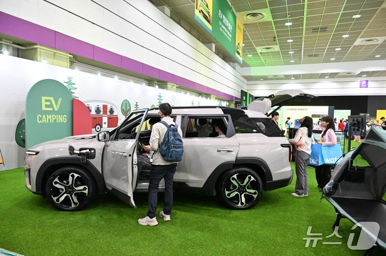 본문 이미지 -  ‘EV트렌드코리아 2025’에서 전기차를 체험하는 참관객. 
