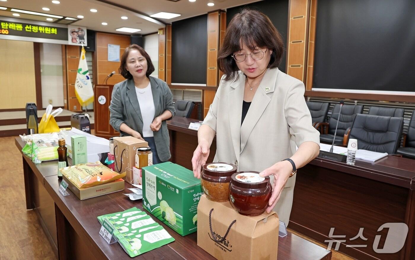 본문 이미지 - 고항사랑기부제 신규 답례품 살피는 이수현 괴산부군수.(괴산군 제공. 재판매 및 DB금지)/뉴스1