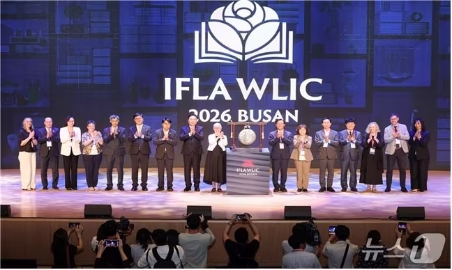 본문 이미지 - 지난 10일 부산 해운대구 벡스코 오디토리움에서 열린 '2026 부산 세계도서관정보대회' 개회식에서 참석자들과 기념촬영 하고 있다.(부산시 제공. 재판매 및 DB금지)