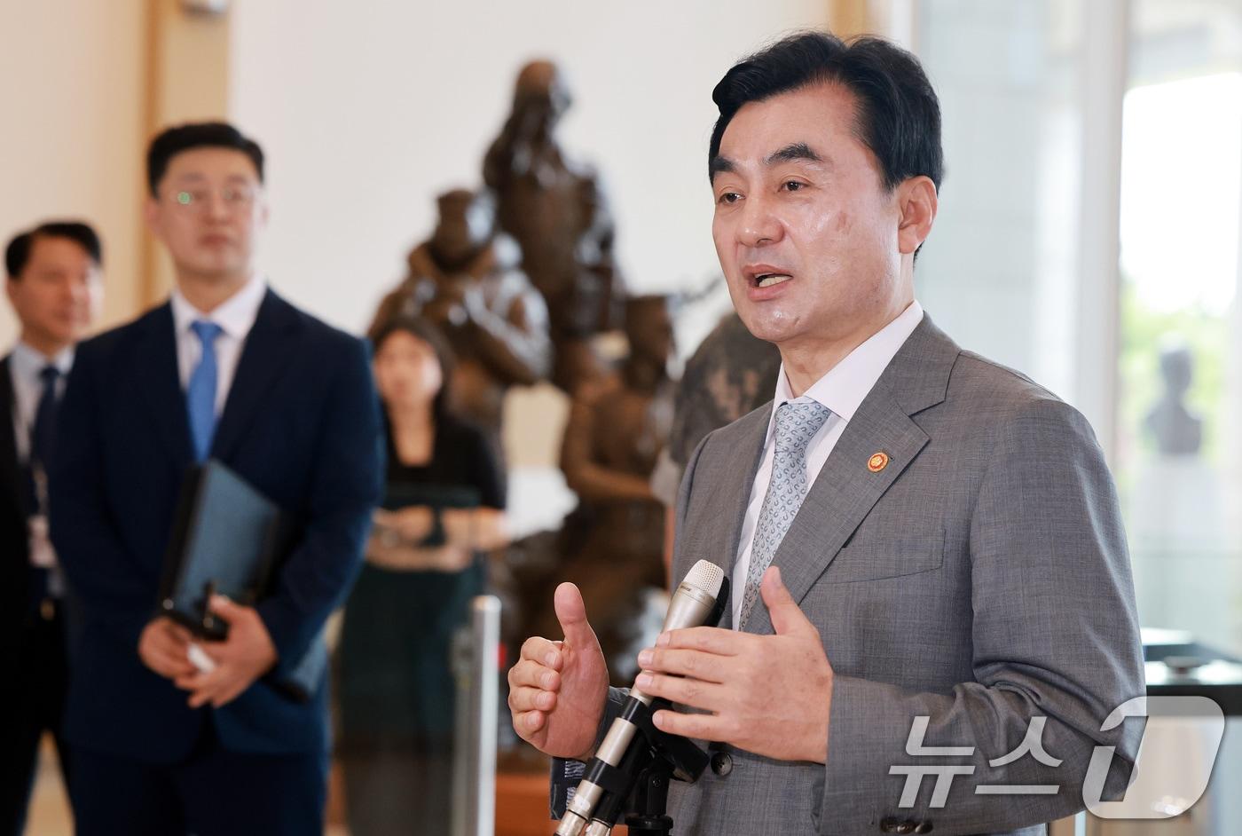 본문 이미지 - 안규백 국방부 장관이 14일 서울 용산구 국방부 청사로 출근하며 취재진 질문에 답하고 있다.  2026.8.14 ⓒ 뉴스1 이호윤 기자