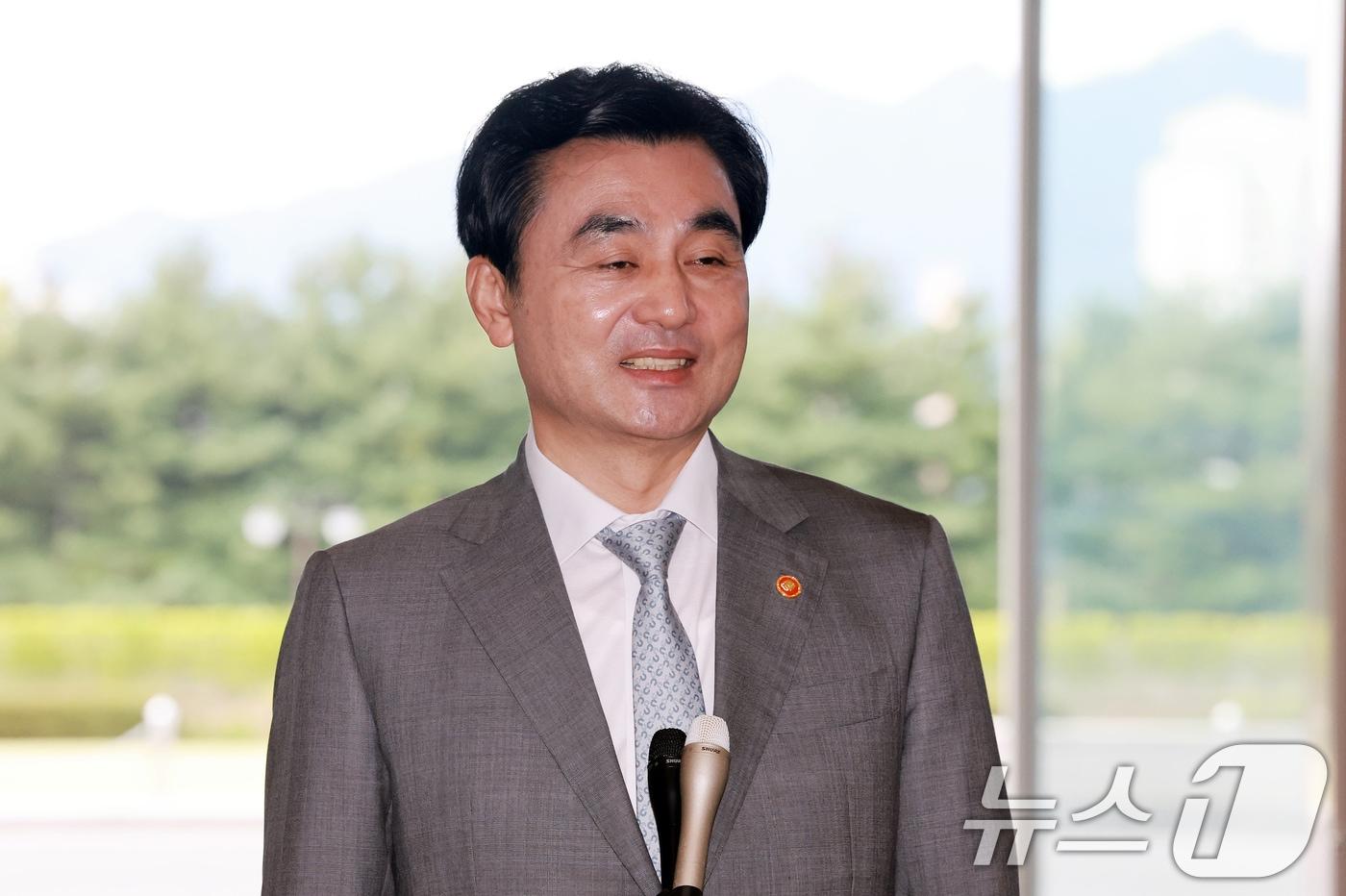 본문 이미지 - 안규백 국방부 장관이 14일 서울 용산구 국방부 청사로 출근하며 취재진 질문에 답하고 있다. 윤석열 정부 당시 용산 대통령실 이전으로 대통령실에 청사를 내줬던 국방부는 약 4년 만에 기존 청사로 다시 복귀했다. 2026.8.14 ⓒ 뉴스1 이호윤 기자