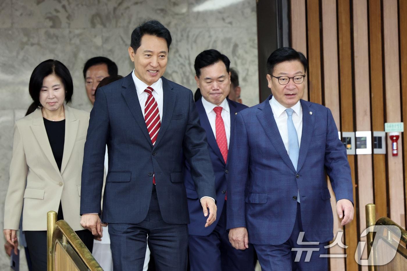 본문 이미지 - 정점식 국민의힘 원내대표와 오세훈 서울시장이 14일 오전 서울 여의도 국회에서 열린 원내대책회의에 참석하고 있다. 2026.8.14 ⓒ 뉴스1 황기선 기자