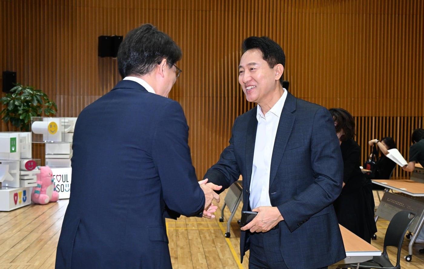본문 이미지 - 오세훈 시장이 4일 오전 다목적홀에서 열린 제116회 미래서울 아침특강에 참석해 김현철 연세대학교 의과대학 예방의학교실 교수와 인사를 나누고 있다.(서울시 제공)