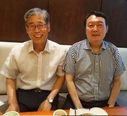 본문 이미지 -  윤석열 전 대통령과 신평 변호사. (SNS 갈무리· 재전송 및 DB 금지) /뉴스1. 