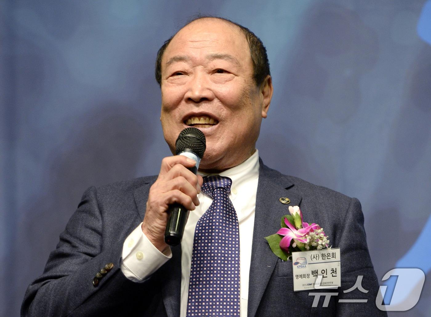 본문 이미지 - 한국프로야구 유일한 4할 타자인 백인천 전 감독이 14일 오전 뇌경색 악화로 별세했다. 향년 83세. 사진은 백 전 감독이 지난 2015년 12월 4일 서울 서초구 양재동 엘타워에서 열린 2015 KMI 한국프로야구 은퇴선수의 날 행사에서 자신의 이름 이니셜을 딴 BIC 0.412 상을 수상하기 전 소감을 밝히는 모습. (뉴스1 DB) 2026.8.14 ⓒ 뉴스1