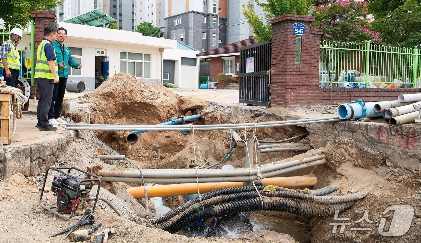 본문 이미지 - 김장호 구미시장이 지난 13일 송정동 가압장 수도관 파손 사고 현장을 둘러보고 있다.(구미시 제공. 재판매 및 DB금지)/뉴스1