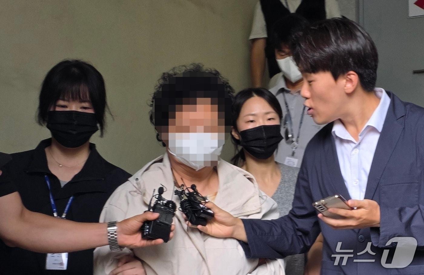 본문 이미지 - 아동학대치사 혐의를 받고 있는 목사 A 씨가 검찰로 송치되고 있다. 2026.8.14. ⓒ 뉴스1 이시우 기자