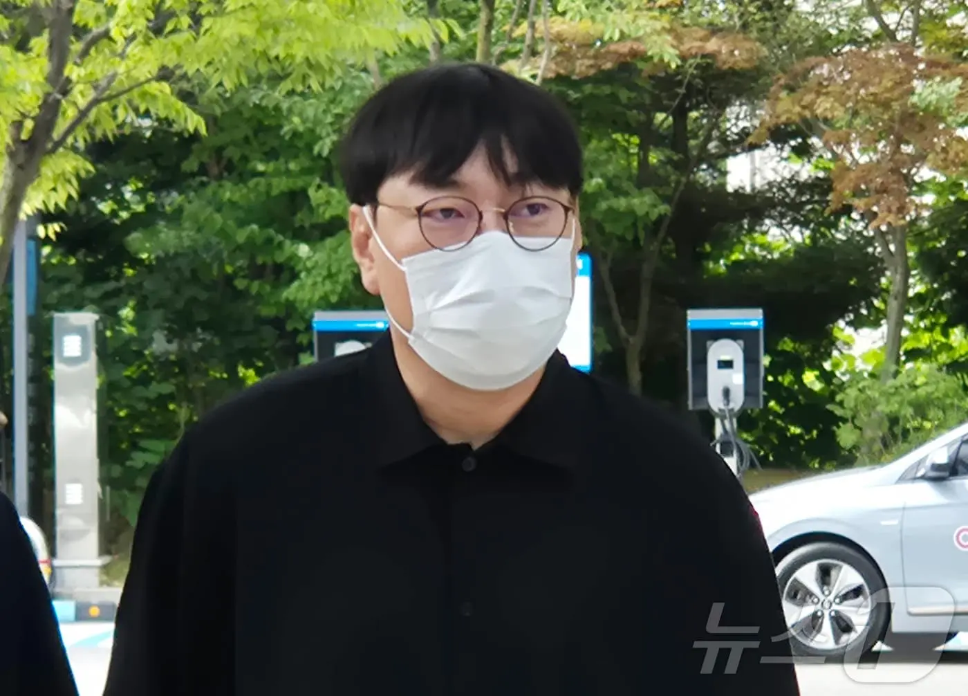 본문 이미지 - 개그맨 이진호가 14일 수원지법 여주지원에서 열린 음주운전 및 불법도박 혐의 사건 첫 공판에 출석하고 있다. 2026.8.14 ⓒ 뉴스1 양희문 기자