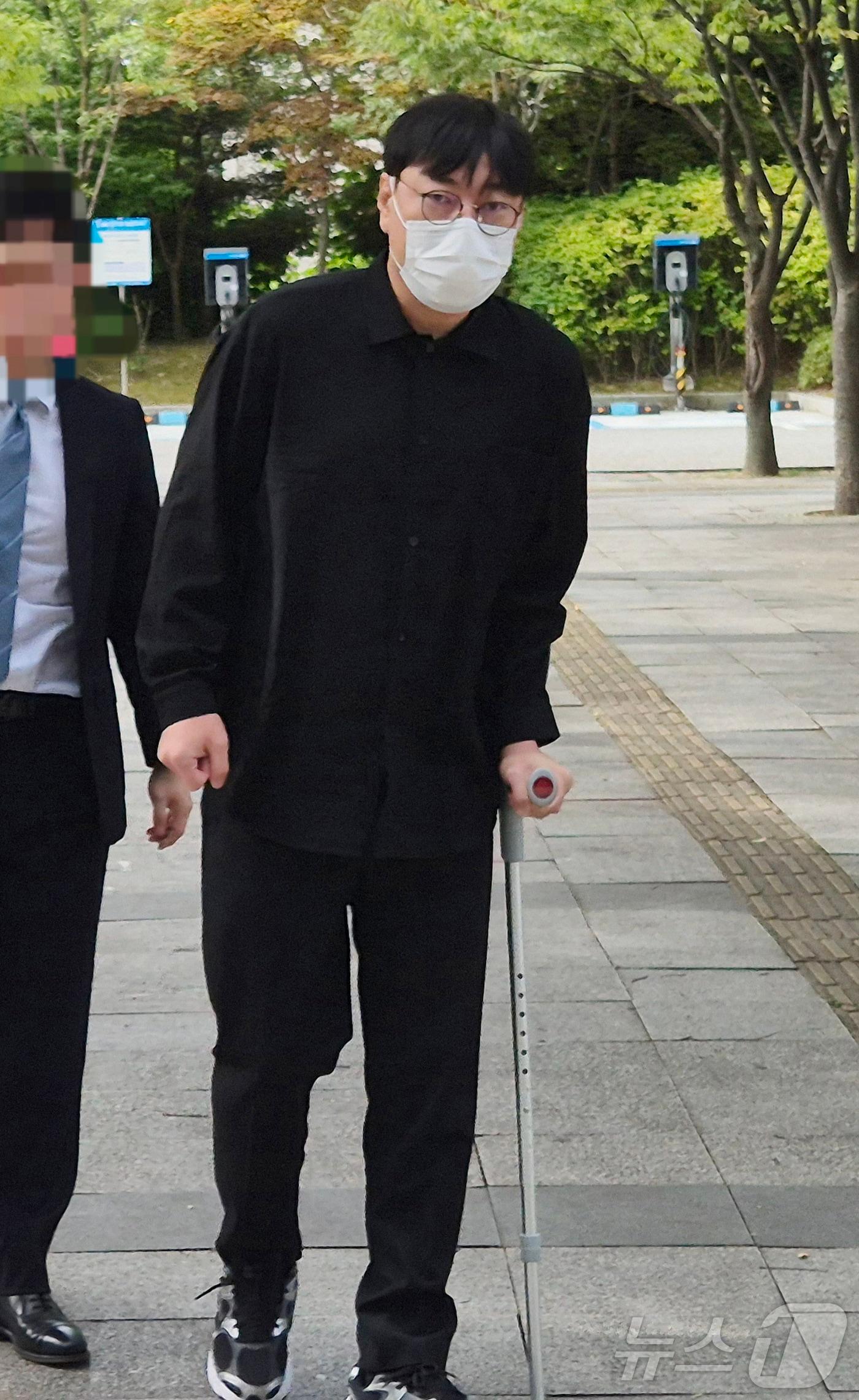 본문 이미지 - 개그맨 이진호가 14일 수원지법 여주지원에서 열린 음주운전 및 불법도박 혐의 사건 첫 공판에 출석하고 있다. 2026.8.14 ⓒ 뉴스1 양희문 기자