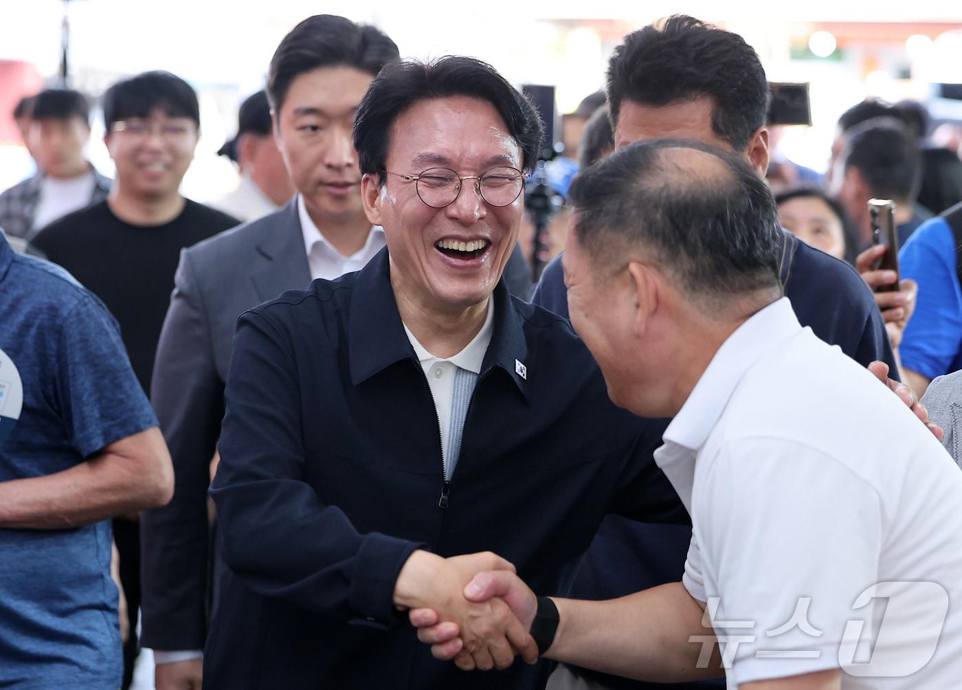 본문 이미지 - 김민석 더불어민주당 당대표 후보가 14일 서울 동대문구 경동시장을 방문해 상인들과 인사하고 있다. 2026.8.14 ⓒ 뉴스1 김성진 기자