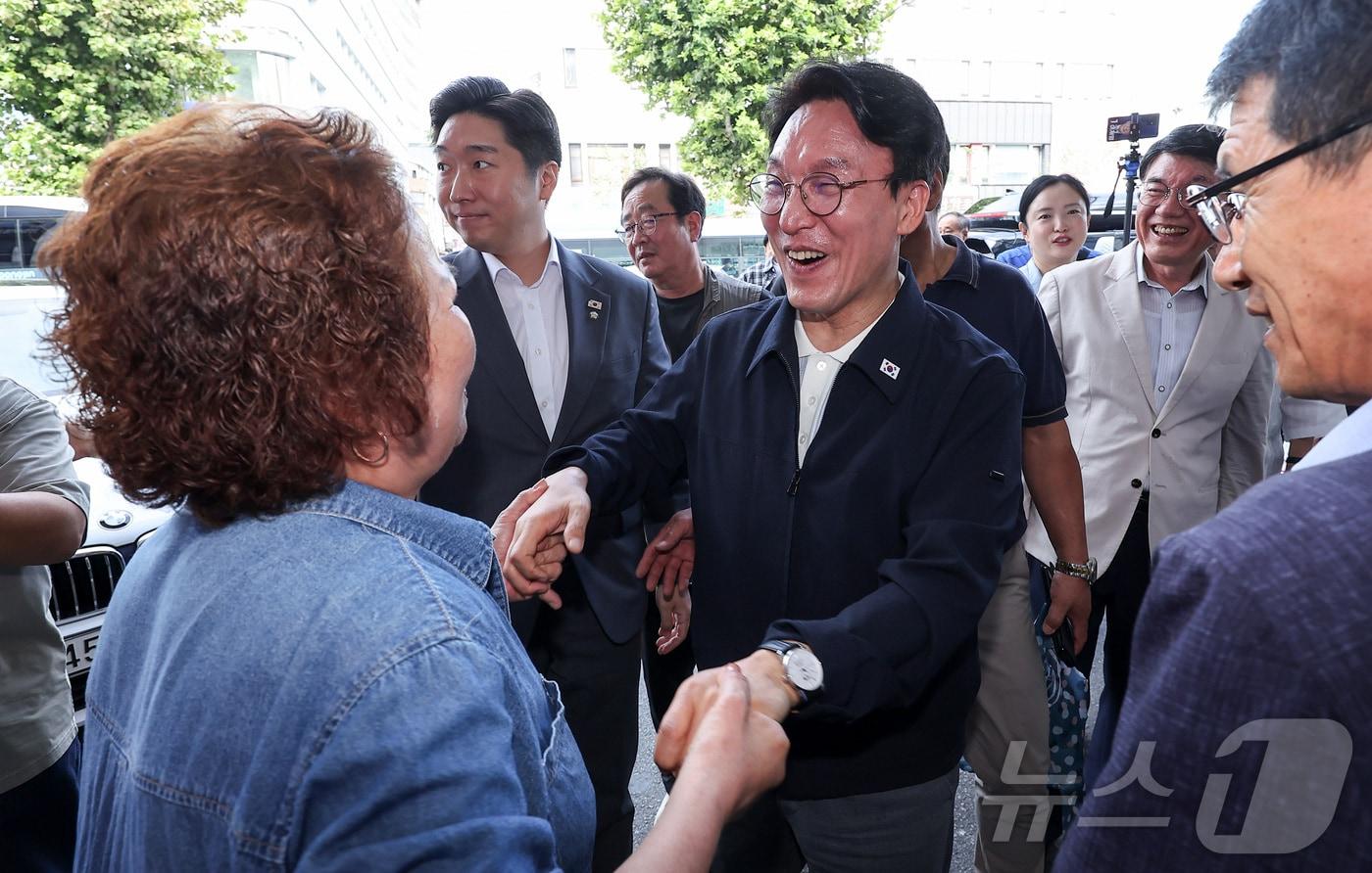 본문 이미지 - 김민석 더불어민주당 당대표 후보가 14일 서울 동대문구 경동시장을 방문해 상인들과 인사하고 있다. 2026.8.14 ⓒ 뉴스1 김성진 기자