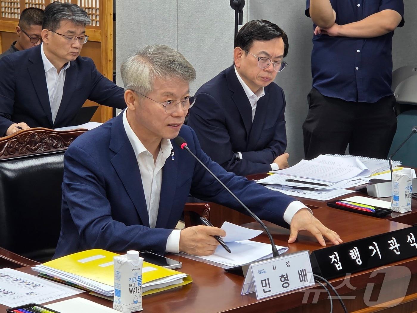본문 이미지 - 민형배 전남광주통합특별시장이 14일 전남광주통합특별시의회 제2회 임시회 폐회중 4차 운영위 회의에 출석해 정무직 지방부시장 시민추천제 추진계획 관련 질의응답을 하고 있다. 2026.8.14 ⓒ 뉴스1 서충섭 기자
