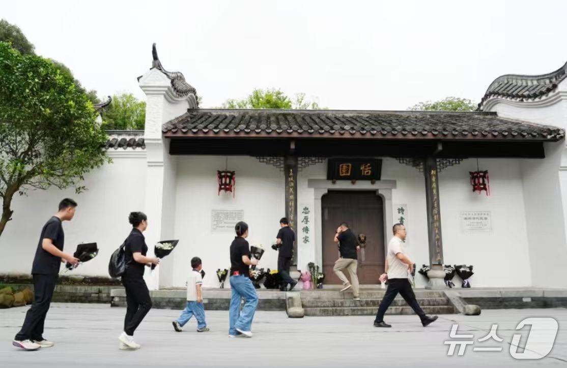 본문 이미지 - 주룽지 전 중국 국무원 총리의 생가인 '톈위안'에 추모 행렬이 이어지고 있다. (홍콩 성도일보 갈무리)