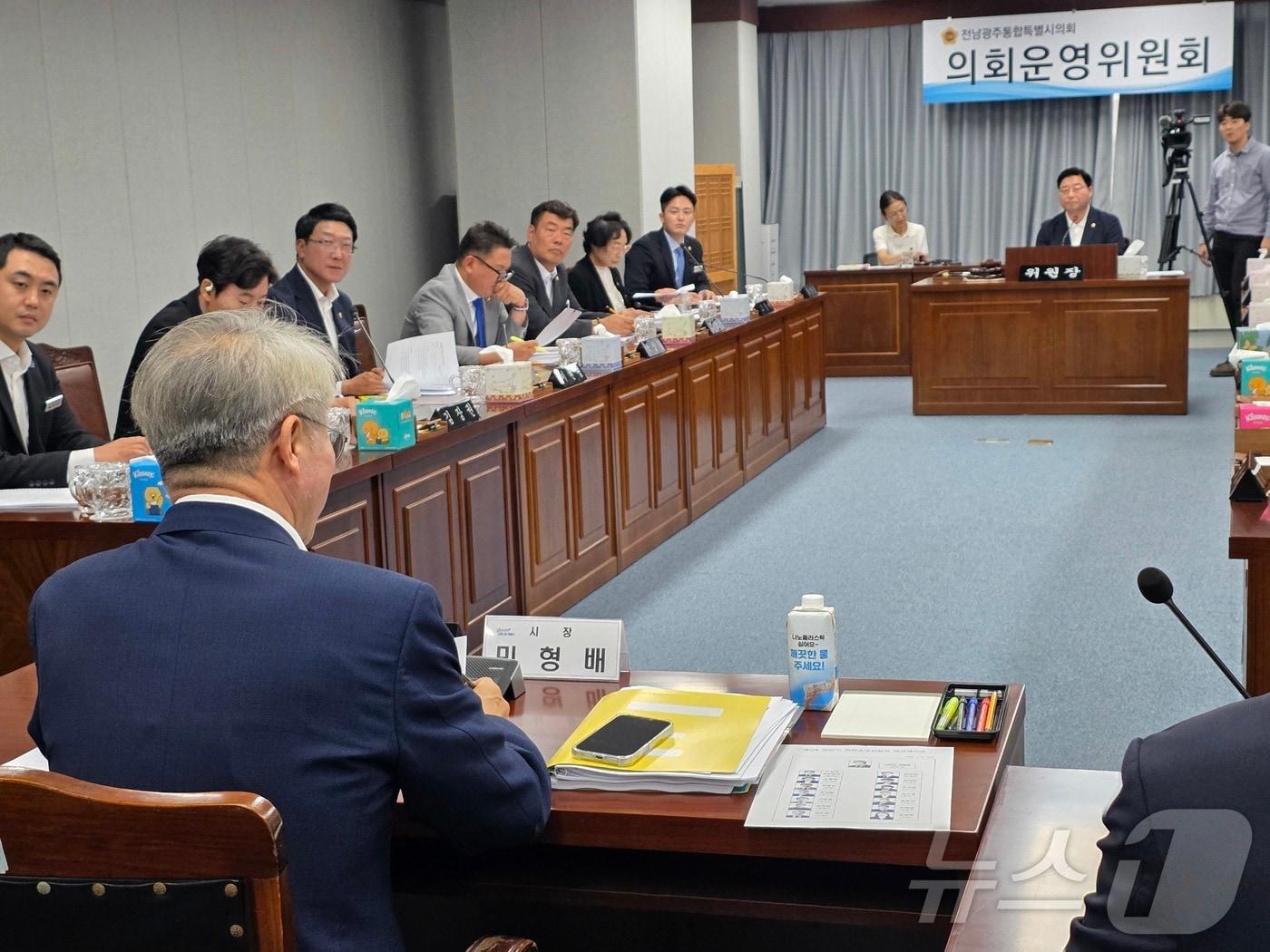 본문 이미지 - 민형배 전남광주통합특별시장이 14일 전남광주통합특별시의회 제2회 임시회 폐회중 4차 운영위 회의에 출석해 정무직 지방부시장 시민추천제 추진계획과 관련 신민호 위원장의 질의를 받고 있다. 2026.8.14 ⓒ 뉴스1 서충섭 기자