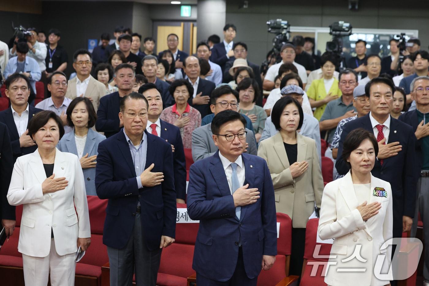 본문 이미지 - 정점식 국민의힘 원내대표가 14일 오전 서울 여의도 국회 의원회관에서 열린 '부동산 세제개편안 긴급 진단 토론회'에서 참석자들과 국민의레를 하고 있다. 2026.8.14 ⓒ 뉴스1 황기선 기자