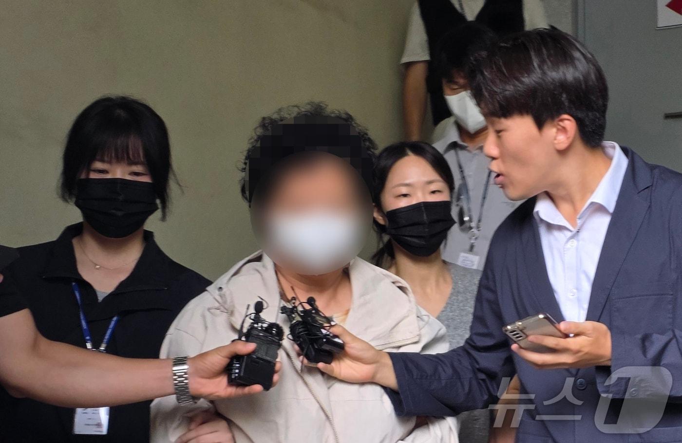 본문 이미지 - 11세 아동을 학대해 숨지게 한 혐의(아동학대치사)를 받고 있는 천안의 한 교회 목사 A 씨(62·여)가 14일 충남 천안시 동남구 천안동남경찰서 유치장에서 검찰로 송치되고 있다. 2026.8.14 ⓒ 뉴스1 이시우 기자