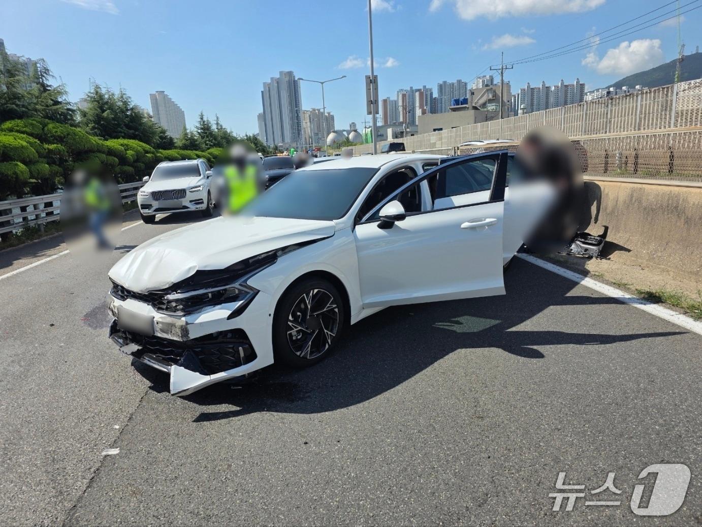 본문 이미지 - 14일 오전 부산 남구 번영로 도시고속도로 인근 교통사고 현장. (부산경찰청 교통순찰 제공. 재판매 및 DB 금지)