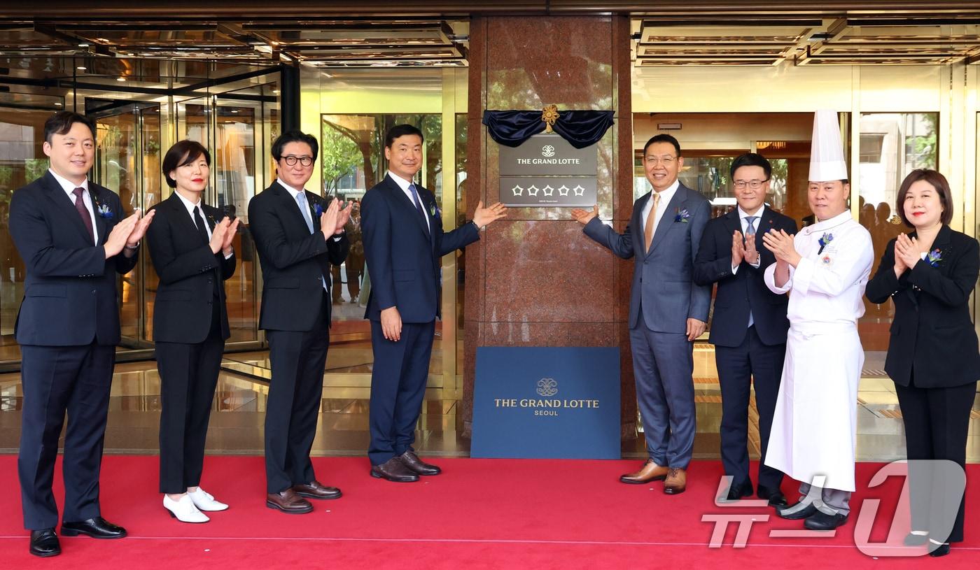 본문 이미지 - 정호석 더그랜드롯데 대표이사 등 임직원들이 14일 서울 중구 소공동 더그랜드롯데 (구 롯데호텔 서울)에서 현판 제막식을 하고 있다. 2026.8.14 ⓒ 뉴스1 김명섭 기자