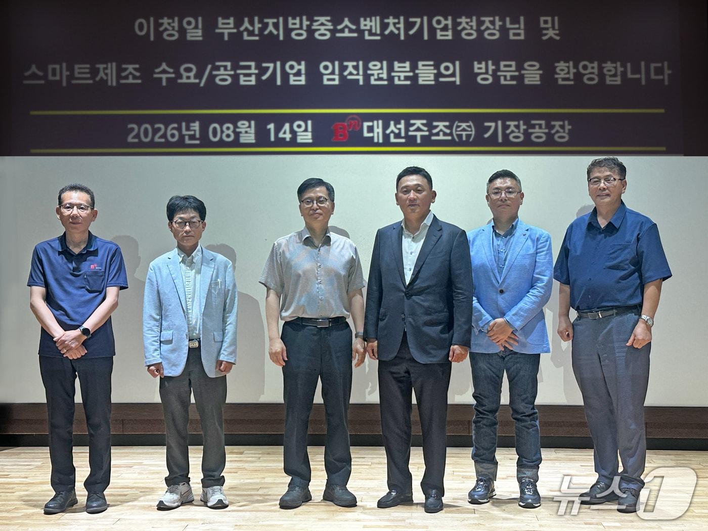 본문 이미지 - 대선주조 조우현 사장(왼쪽에서 네 번째)과 이청일 부산중기청장(왼쪽에서 세 번째)을 비롯한 양측 관계자들이 기념사진을 찍고 있다.(대선주조 제공. 재판매 및 DB 금지)