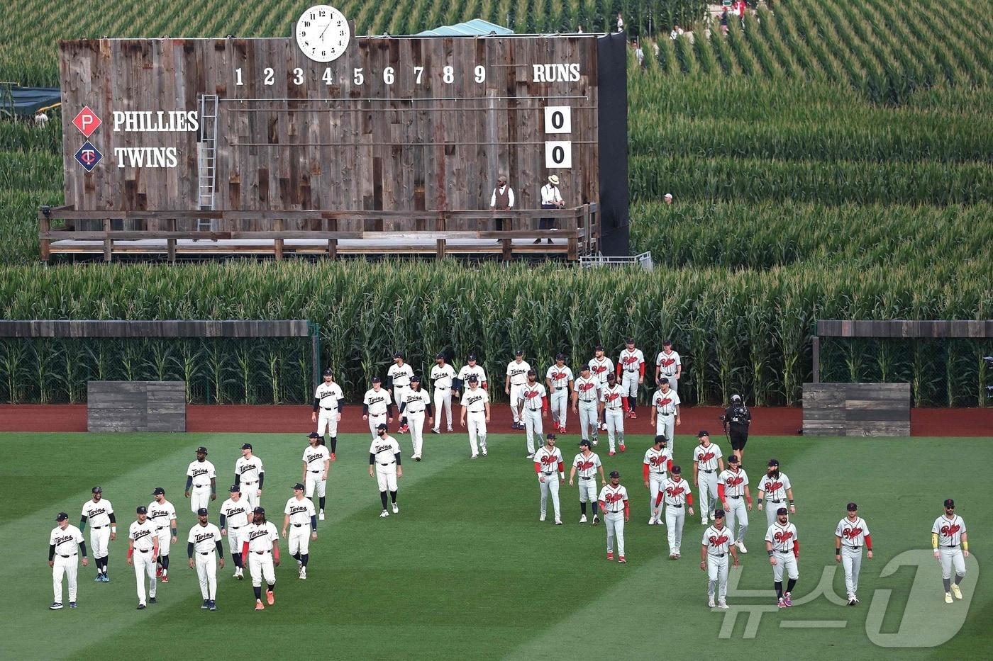본문 이미지 - MLB '꿈의 구장' 경기가 열린 미국 아이오와주 다이어스빌의 야구장 외야 옥수수밭에서 선수들이 입장하고 있다.ⓒ AFP=뉴스1