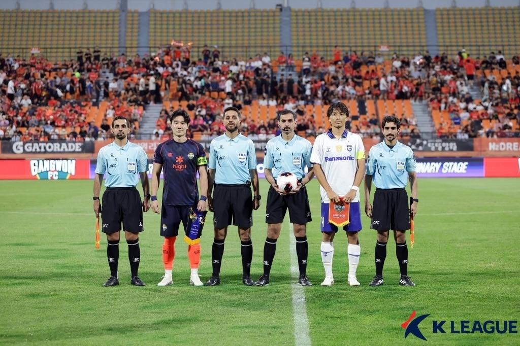 본문 이미지 - 강원과 감바오사카전을 앞둔 양 팀 주장과 심판진(한국프로축구연맹 제공) 