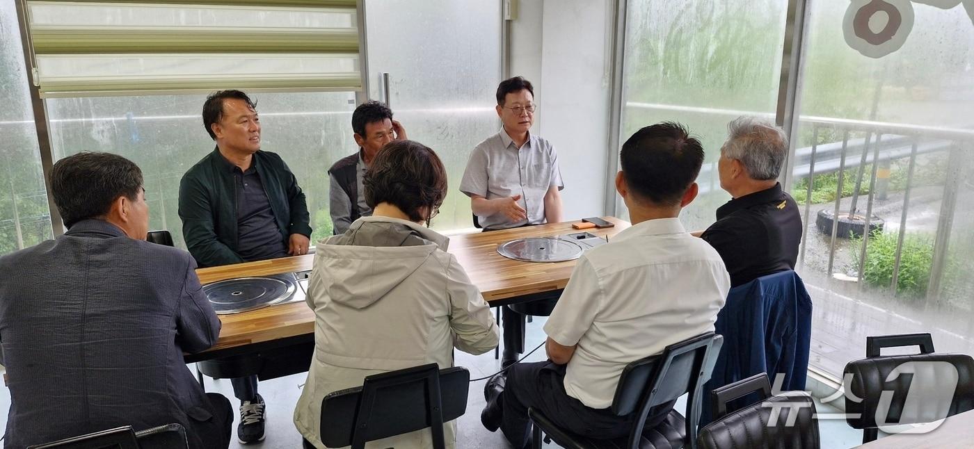 본문 이미지 - 안반데기 농가 면담 중인 김만호 강릉시 부시장(사진 뒷줄 맨 오른쪽).  (강릉시 제공. 재판매 및 DB 금지)2026.8.14/뉴스1