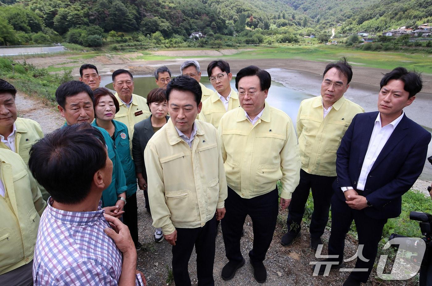 본문 이미지 - 장동혁 국민의힘 대표가 14일 경남 밀양시 무안면 웅동리 웅동저수지를 찾아 가뭄 현장을 점검하고 있다. 2026.8.14 ⓒ 뉴스1 윤일지 기자