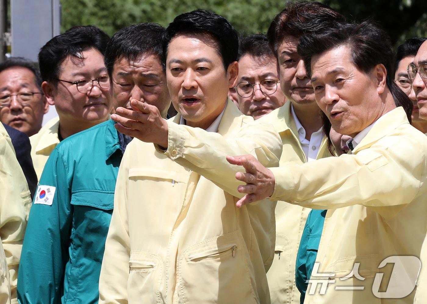 본문 이미지 - 장동혁 국민의힘 대표가 지난 14일 경남 밀양시 무안면 웅동리 웅동저수지를 찾아 가뭄 현장을 점검하고 있다. 2026.8.14 ⓒ 뉴스1 윤일지 기자