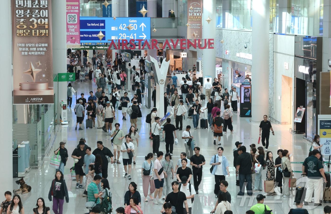 본문 이미지 - 인천국제공항 출국장 면세점 모습. 2026.8.14 ⓒ 뉴스1 권현진 기자
