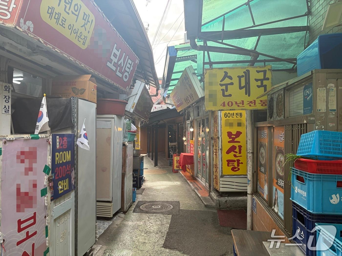 본문 이미지 - 말복인 14일 서울 종로구 신진시장 보신탕거리가 손님 없이 휑한 모습. 2026.8.14 ⓒ 뉴스1 한수민 수습기자