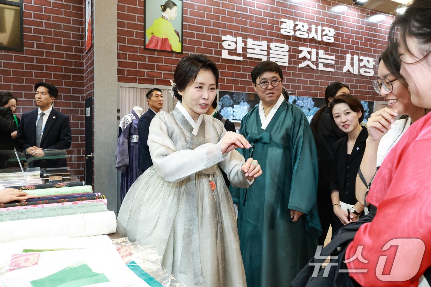 본문 이미지 - 김혜경 여사가 14일 서울 동대문디자인플라자(DDP)에서 열린 2026 한복상점 전시회에서 한복을 입은 시민들과 대화하고 있다. (청와대통신사진기자단) 2026.8.14 ⓒ 뉴스1 이재명 기자