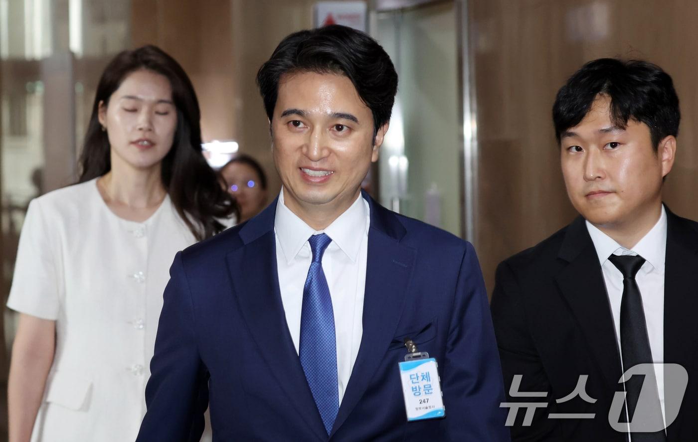 본문 이미지 - 추형욱 SK이노베이션 대표이사가 14일 오후 서울 종로구 세종대로 정부서울청사에서 마이크로소프트(MS)·테라파워 창업자인 빌 게이츠 게이츠 재단 이사장과 졉견하기 위해 이동하고 있다. 2026.8.14 ⓒ 뉴스1 김명섭 기자