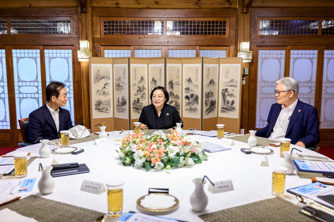 본문 이미지 - 한성숙 국무총리가 14일 삼청동 국무총리 공관에서 김호철 감사원장 등과 오찬을 함께하며 적극행정 활성화를 위한 협력 방안을 논의했다.(국무총리실 제공. 재판매 및 DB금지).2026.08.14.ⓒ 뉴스1