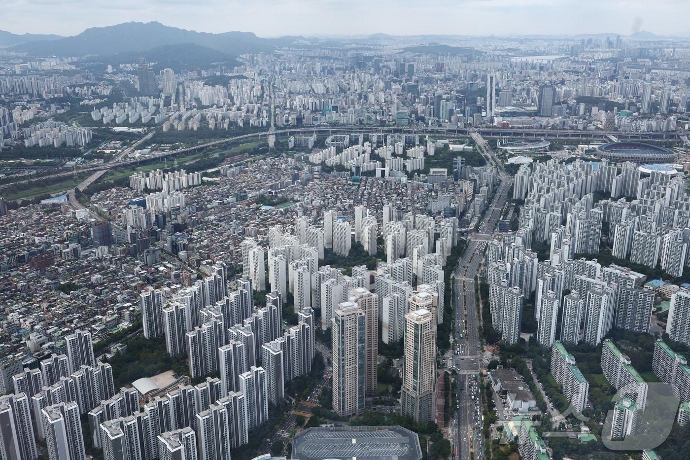 본문 이미지 - 서울 송파구 롯데월드타워 전망대에서 바라본 아파트 단지. 2026.8.14 ⓒ 뉴스1 김민지 기자