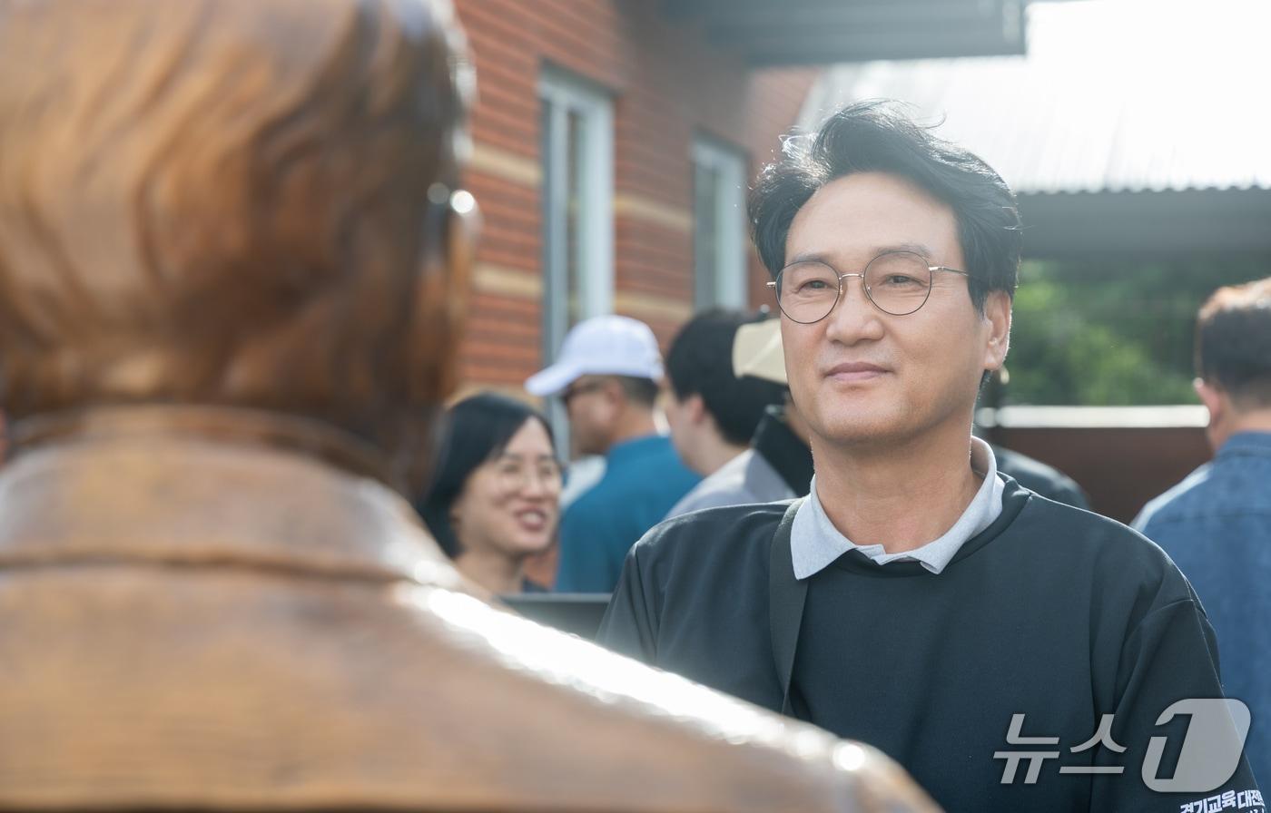 본문 이미지 -  안민석 경기교육감이 13일(현지시간) 러시아 연해주 우수리스크에 있는 최재형 선생 흉상을 바라보고 있다. (경기도교육청 제공)