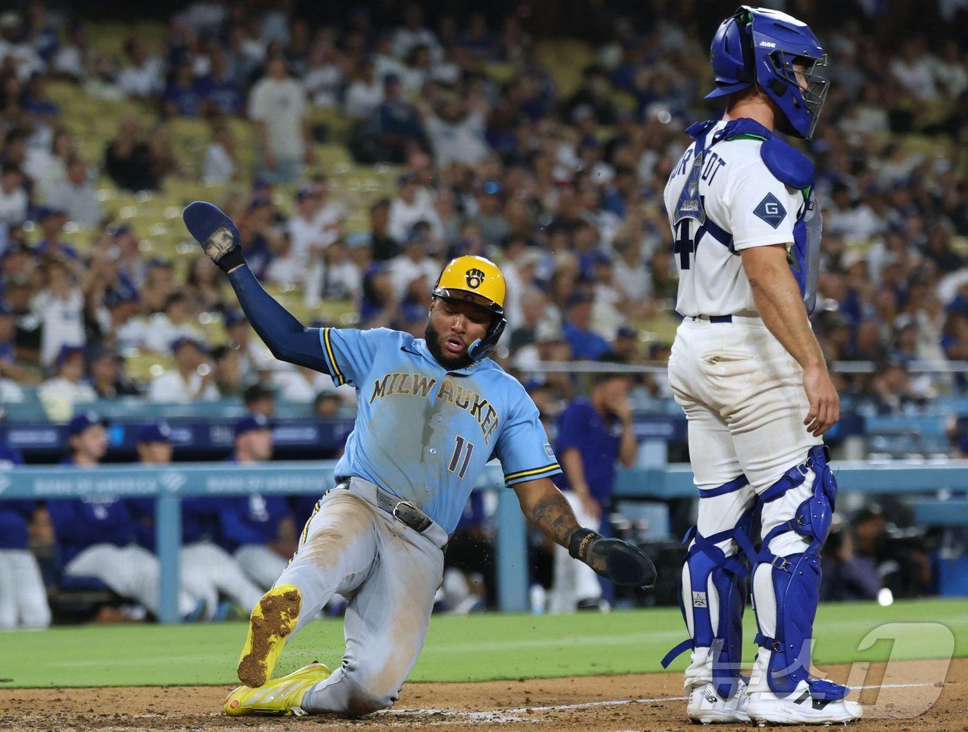 본문 이미지 - 밀워키 브루어스(왼쪽)가 14일(한국시간) 열린 2026 메이저리그(MLB) LA 다저스와 원정 경기에서 5-4 역전승을 거뒀다. ⓒ AFP=뉴스1