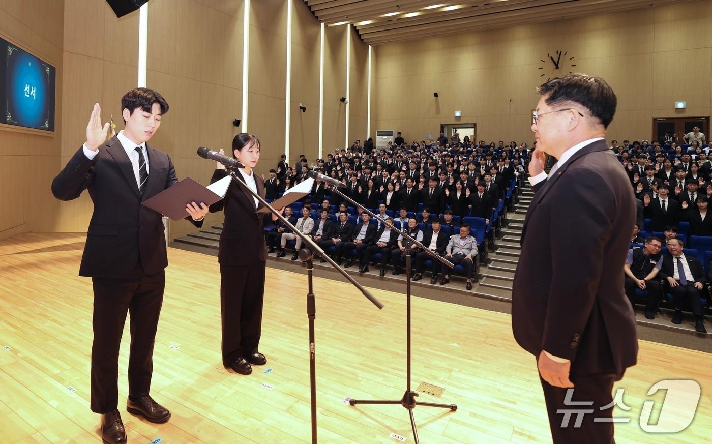 본문 이미지 - 14일 한국동서발전 울산 본사 대강당에서 열린 하반기 신입사원 입사식. (동서발전 제공. 재판매 및 DB 금지) /뉴스1