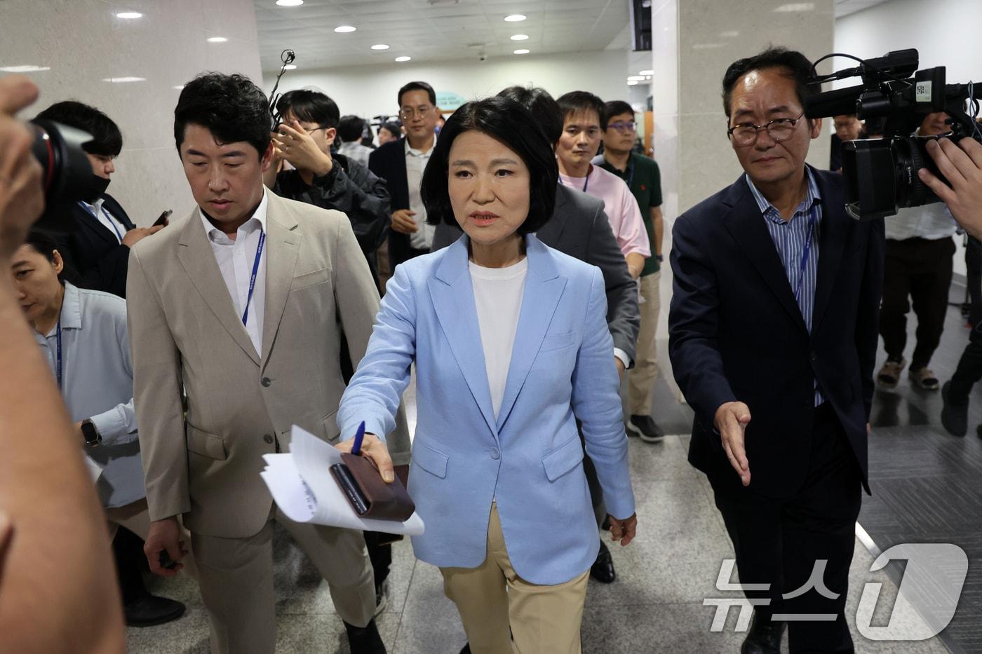 본문 이미지 - 이진숙 국민의힘 의원이 14일 오후 서울 여의도 국회 소통관에서 5·18 민주화운동 관련 기자회견을 마치고 회견장을 나서고 있다. 이날 이 의원은 기자회견을 마친 후 취재진 질문을 받지 않고 회견장을 나섰다. 2026.8.14 ⓒ 뉴스1 황기선 기자