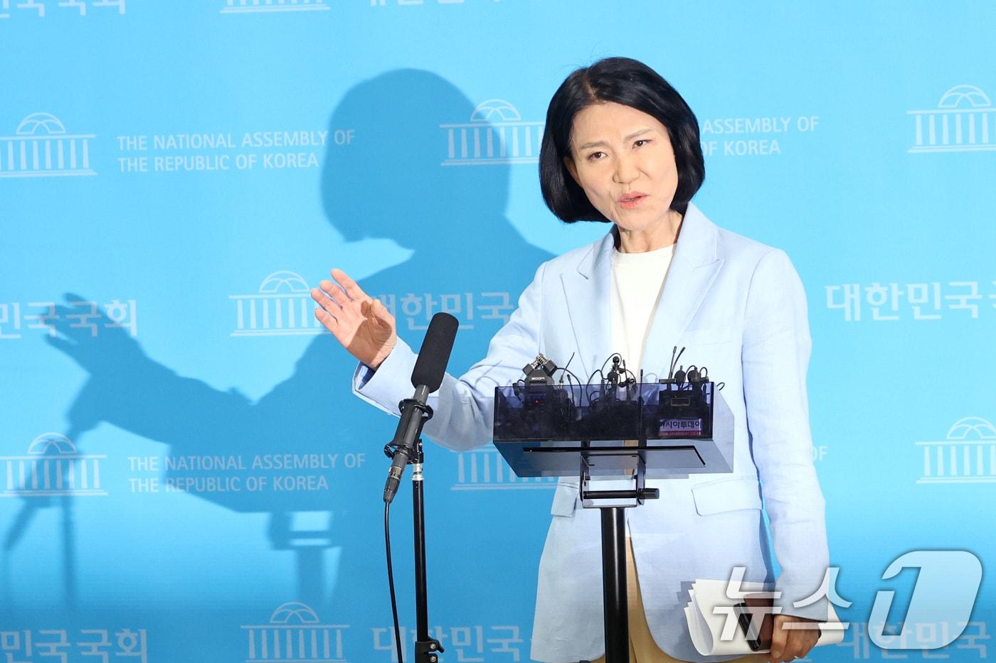 본문 이미지 - 이진숙 국민의힘 의원이 지난 14일 오후 서울 여의도 국회 소통관에서 5·18 민주화운동 관련 기자회견을 마치고 입장을 밝히고 있다. 이날 이 의원은 기자회견을 마친 후 취재진 질문을 받지 않고 회견장을 나섰다. 2026.8.14 ⓒ 뉴스1 황기선 기자