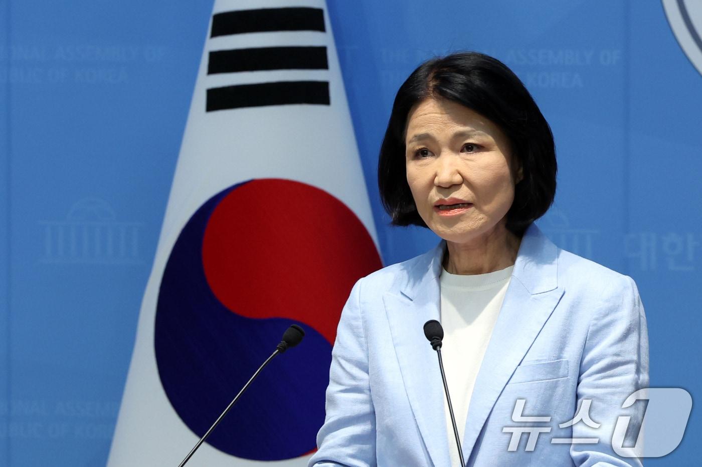 본문 이미지 - 이진숙 국민의힘 의원이 14일 오후 서울 여의도 국회 소통관에서 5·18 민주화운동 관련 기자회견을 하고 있다. 2026.8.14 ⓒ 뉴스1 황기선 기자