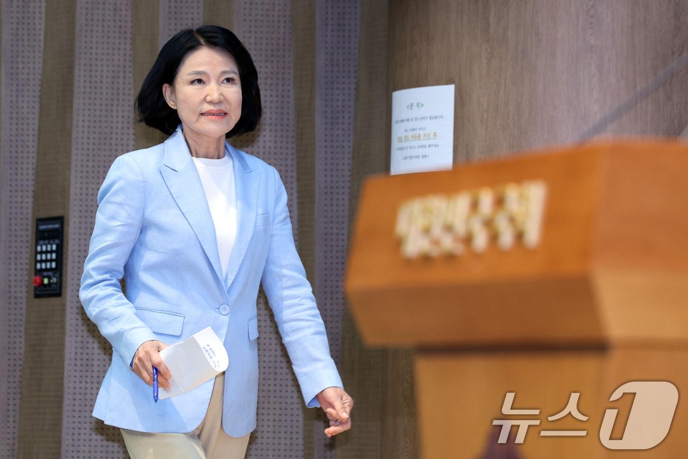 본문 이미지 - 이진숙 국민의힘 의원이 14일 오후 서울 여의도 국회 소통관에서 5·18 민주화운동 관련 기자회견을 위해 발걸음을 옮기고 있다. 2026.8.14 ⓒ 뉴스1 황기선 기자