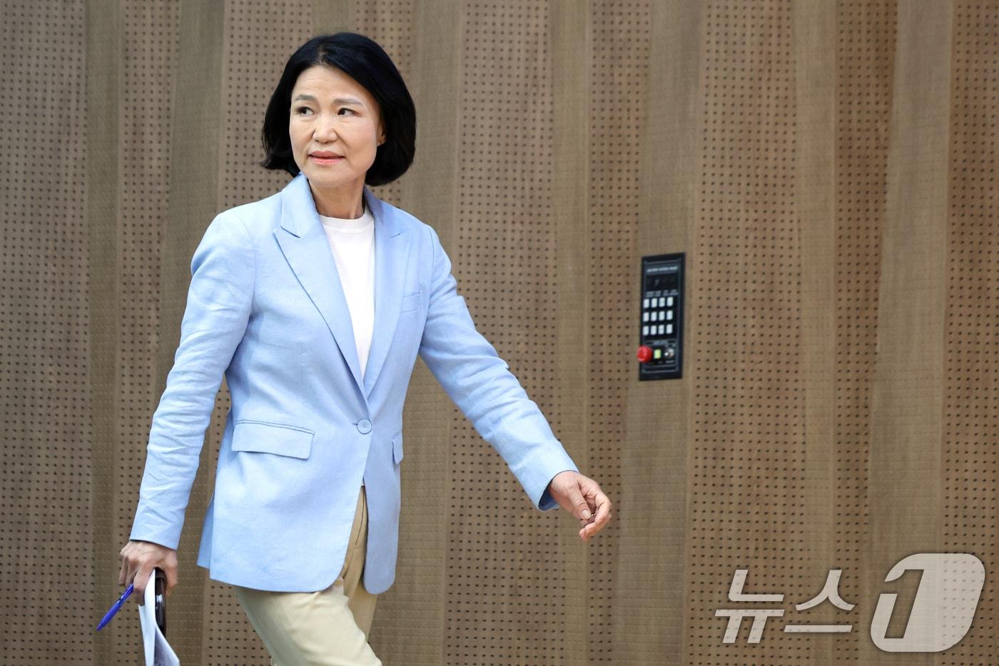 본문 이미지 - 이진숙 국민의힘 의원이 14일 오후 서울 여의도 국회 소통관에서 5·18 민주화운동 관련 기자회견을 위해 발걸음을 옮기고 있다. 2026.8.14 ⓒ 뉴스1 황기선 기자