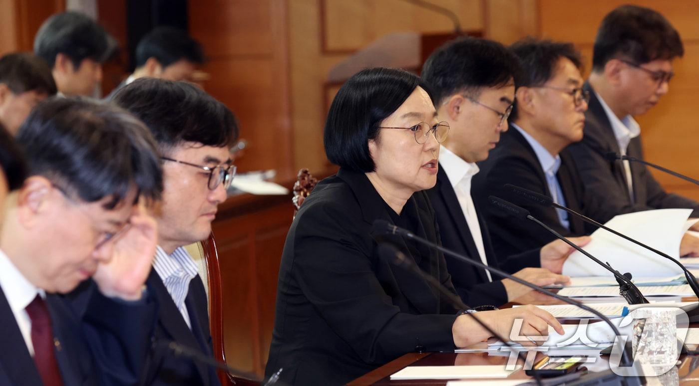 본문 이미지 - 한성숙 국무총리가 14일 오후 서울 종로구 세종대로 정부서울청사에서 열린 주택 신속공급 점검 회의에서 모두 발언을 하고 있다. 2026.8.14 ⓒ 뉴스1 김명섭 기자