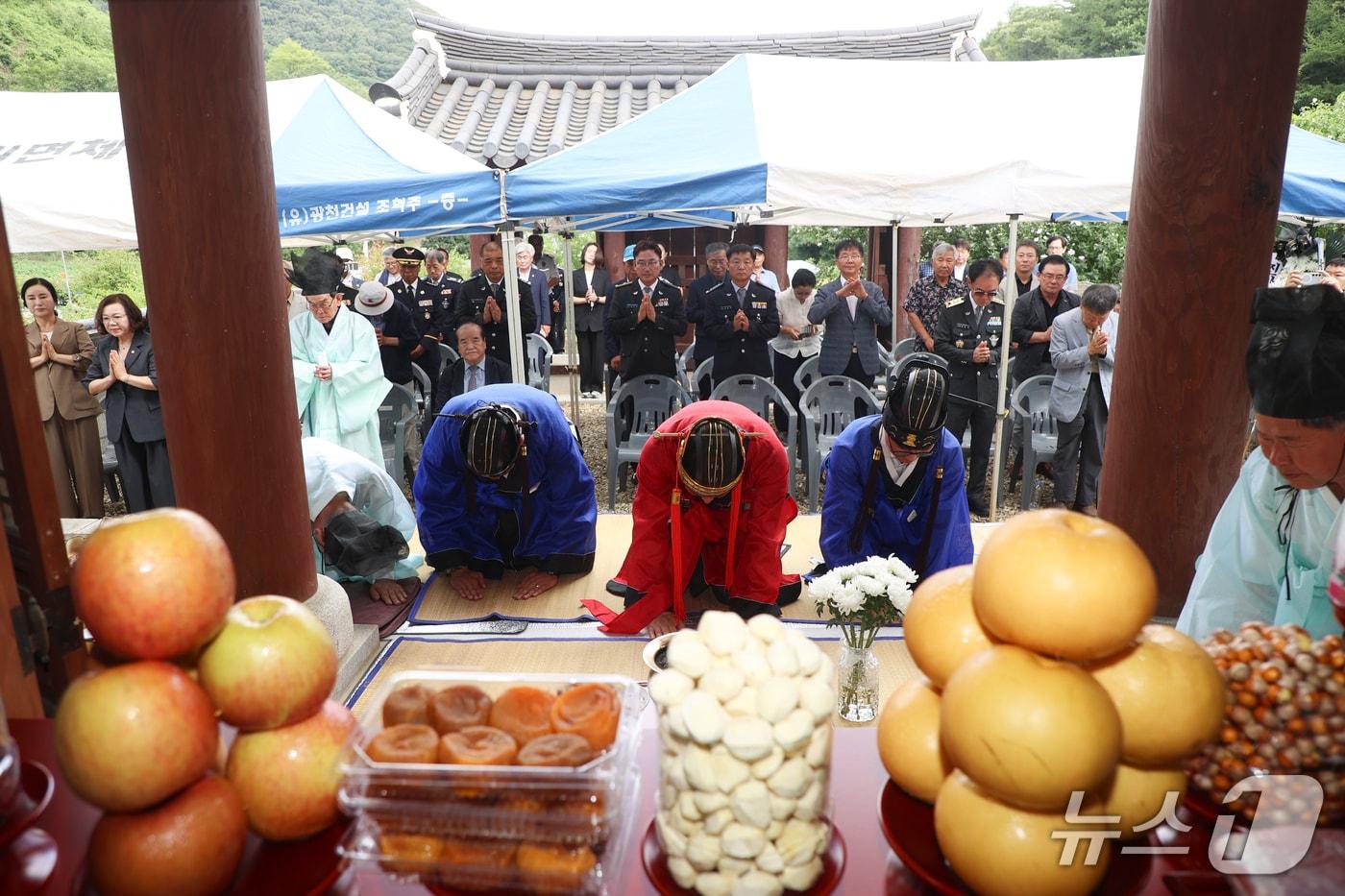 본문 이미지 - 14일 전북 진안군이 부귀면 창렬사에서 '임진왜란 웅치전적지 순국선열 추모제'를 거행하고 있다.(진안군제공, 재판매 및 DB금지)2026.8.14/뉴스1